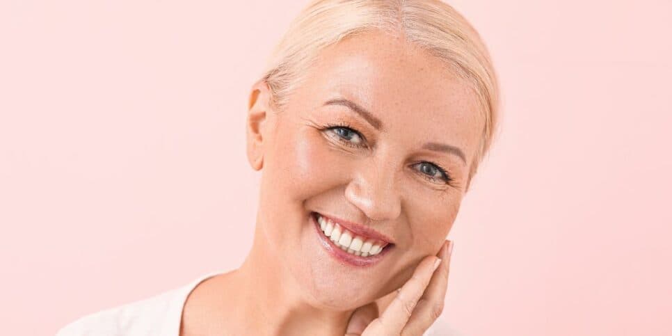 Fim das rugas e manchas: Misturinha com 4 ingredientes rejuvenesce às 55+ em 20 anos em menos de 15 minutos
