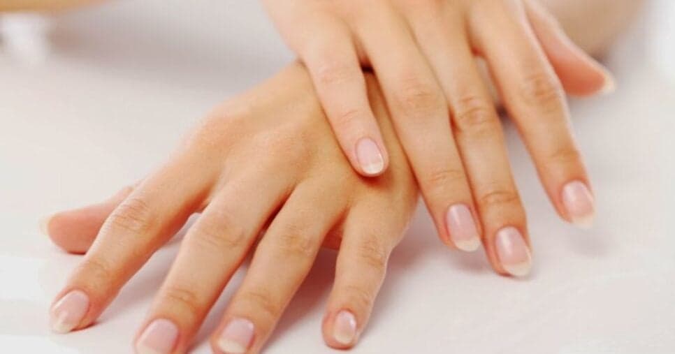 Manicures não contam: Misturinha caseira acaba com a quebra e deixa unhas gigantes em dias