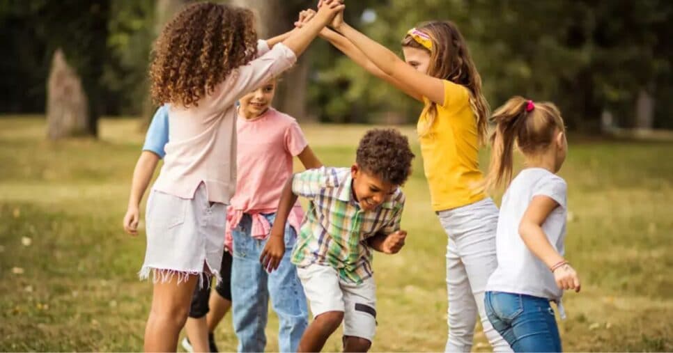 5 brincadeiras antigas que são perfeitas para desenvolver o cérebro das crianças
