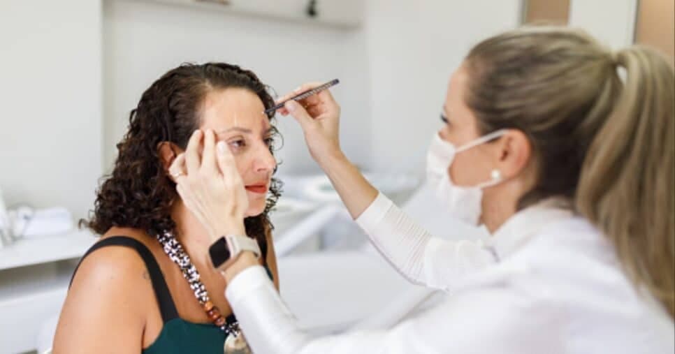Dermatologista ensina: Como revitalizar a pele cansada e deixá-la radiante