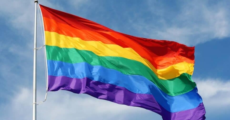 Famoso choca, diz não ser mais gay e faz vídeo para confirmar que foi liberto por líder religioso