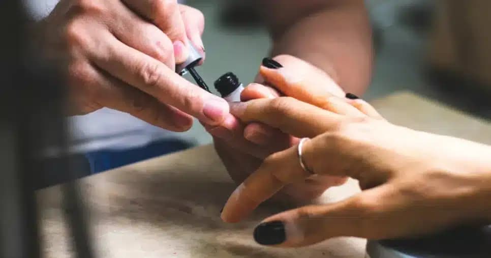 4 cores de esmalte que valorizam as mãos em todas as idades e são tendências em 2026