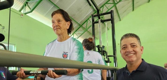 Cobra Repórter e idosa em academia (Foto: Reprodução / Assessoria Parlamentar)
Cobra Repórter e idosa em academia (Foto: Reprodução / Assessoria Parlamentar)