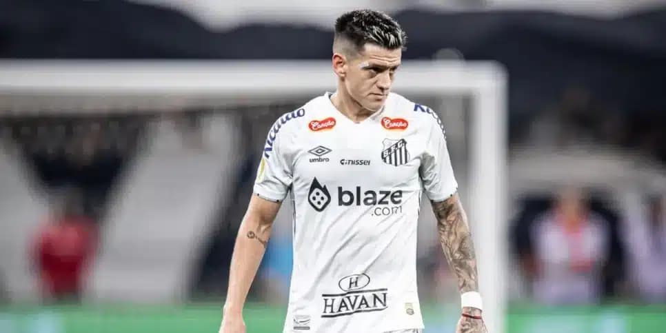 Léo Godoy deixou o Santos após marcar um gol (Reprodução: Raul Baretta) Léo Godoy deixou o Santos após marcar um gol (Reprodução: Raul Baretta)