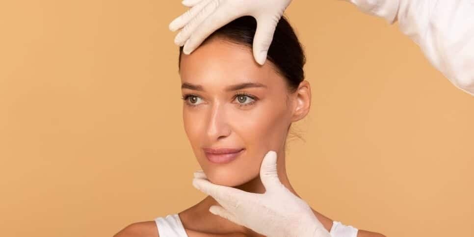 Técnica de maquiagem traz efeito de rinoplastia para narizes mais grossos (Foto: Divulgação) Técnica de maquiagem traz efeito de rinoplastia para narizes mais grossos (Foto: Divulgação)