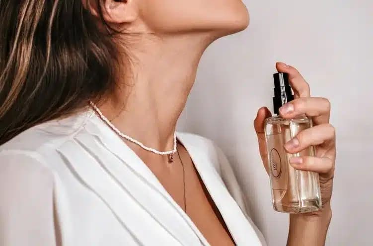 Mulher usando perfume (Foto: Reprodução / Canva)
Mulher usando perfume (Foto: Reprodução / Canva)