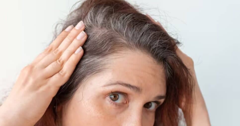 Fim do grisalho: Receita com 1 único ingrediente dá adeus aos cabelos brancos das mulheres