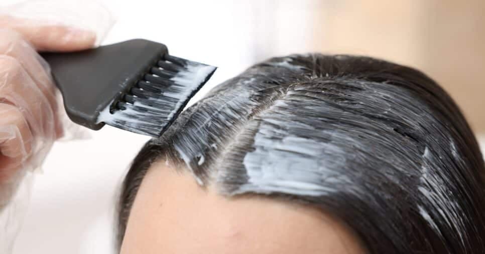 Essa é a frequência ideal para pintar o cabelo sem danificar os fios