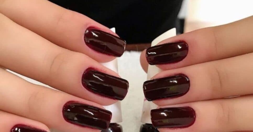 O que acontece com as unhas se você só usar esmalte escuro? Descubra a verdade