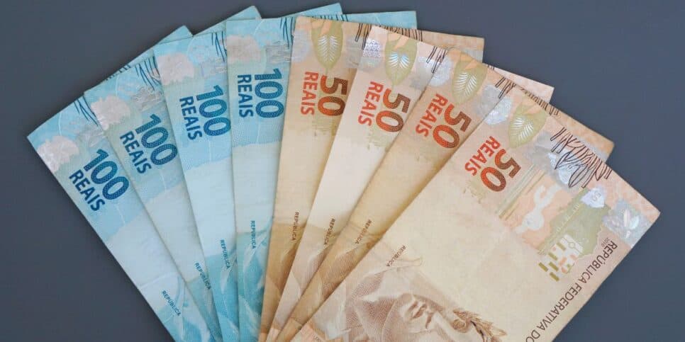 Dinheiro em papel seguirá a todo o vapor (Reprodução: Canva) Dinheiro em papel seguirá a todo o vapor (Reprodução: Canva)