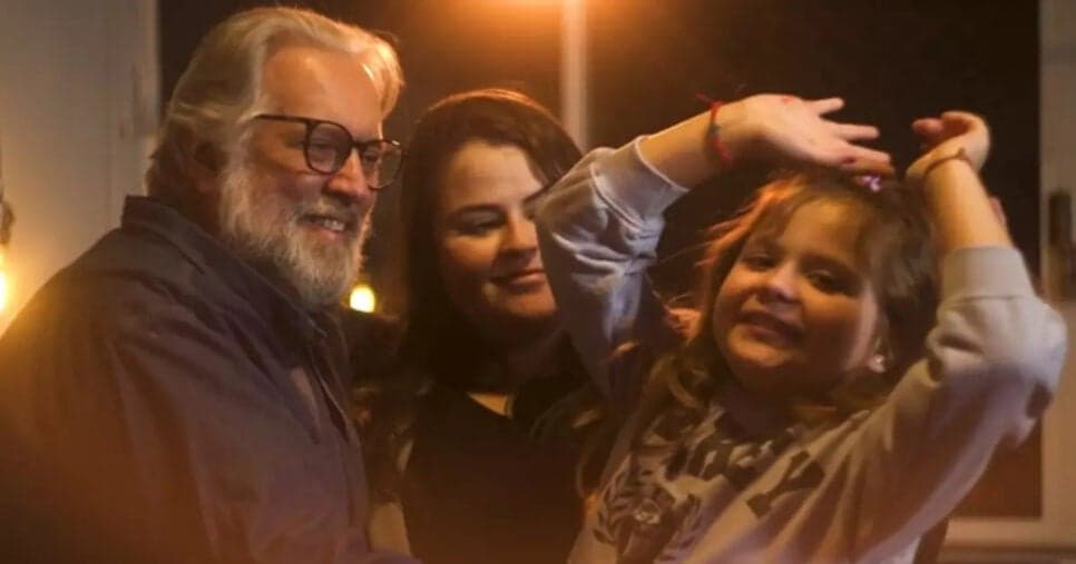 O famoso ao lado de sua filha e neta (Foto: Reprodução)