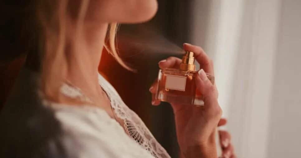 Cheiro de rica o dia todo: Os melhores combos de perfume e hidratante que não saem nem no banho