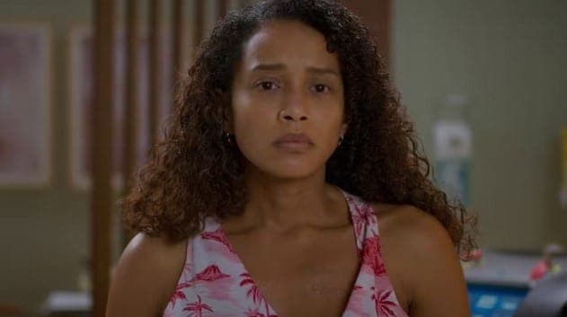 Em Vale Tudo, Raquel retira a tatuagem com o nome de Maria de Fátima (Foto: Reprodução / Globo)
Em Vale Tudo, Raquel retira a tatuagem com o nome de Maria de Fátima (Foto: Reprodução / Globo)