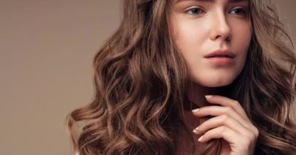 Ondas definidas o dia todo: 4 produtos que mudam o cabelo ondulado por menos de R$ 80