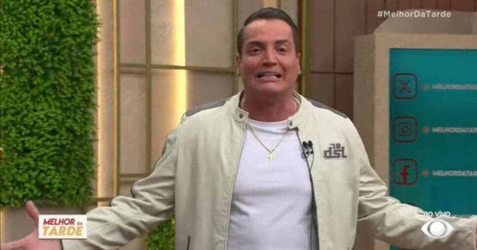 Leo Dias para Melhor da Tarde às pressas na Band e confirma pane em avião de cantora sertaneja: “Abalados”