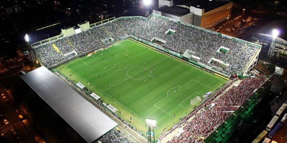 Arena Condá agora tem gramado sintético (Reprodução: Divulgação)