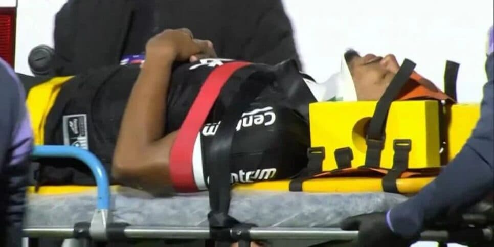 Marlon Freitas saiu de ambulância no jogo de ontem (Reprodução: Divulgação) Marlon Freitas saiu de ambulância no jogo de ontem (Reprodução: Divulgação)