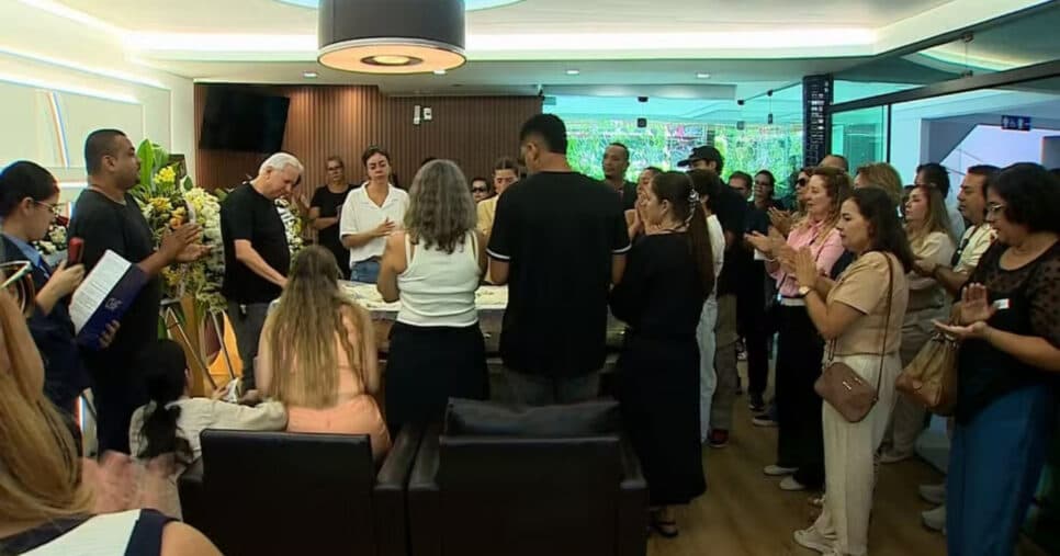 Familiares e amigos de Euller Ferreira durante velório em Aracaju (Foto: Reprodução/ TV Sergipe) Familiares e amigos de Euller Ferreira durante velório em Aracaju (Foto: Reprodução/ TV Sergipe)