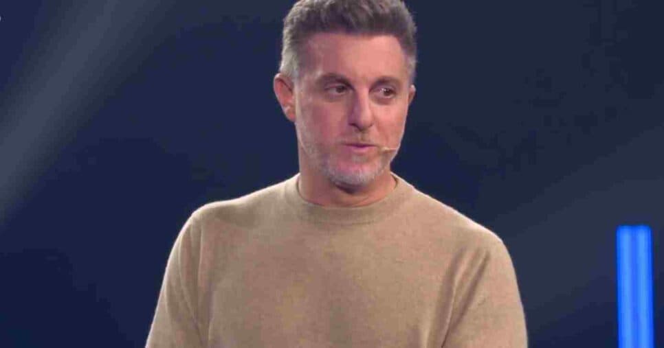 Luciano Huck tira dinheiro do próprio bolso e inteirar prêmio de R$ 150 mil no Domingão: "Faço o pix"