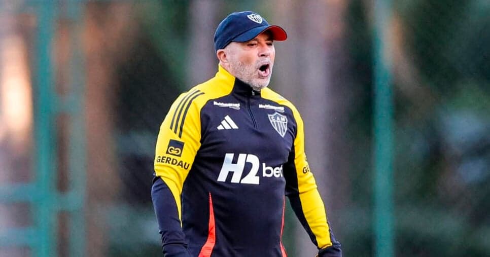 SAF do Atlético-MG comunica Sampaoli sobre interesse de time europeu em zagueiro para 2026