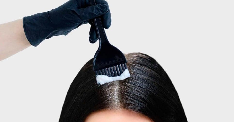 Sem química agressiva: Mulheres 50+ estão apostando nesta tinta para acabar de vez com grisalhos
