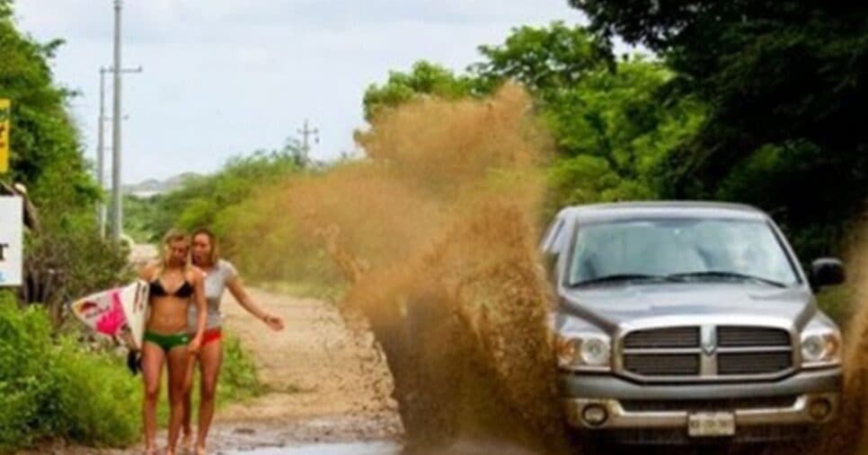 Mulheres tomando banho de lama após carro passar ao lado (Foto Reprodução/Arquivo Pessoal/SBT) Mulheres tomando banho de lama após carro passar ao lado (Foto Reprodução/Arquivo Pessoal/SBT)