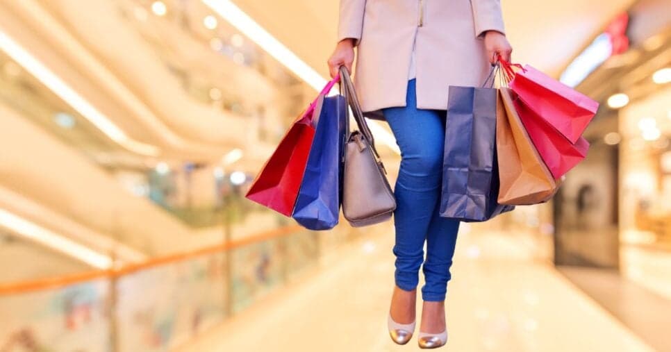 Ilustrações shoppings e mulher fazendo compras (Fotos: Canva)