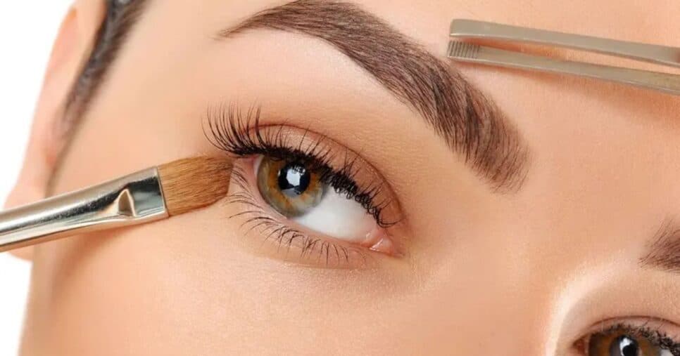 Nada de micropigmentação: 4 óleos naturais que aceleram o crescimento das sobrancelhas