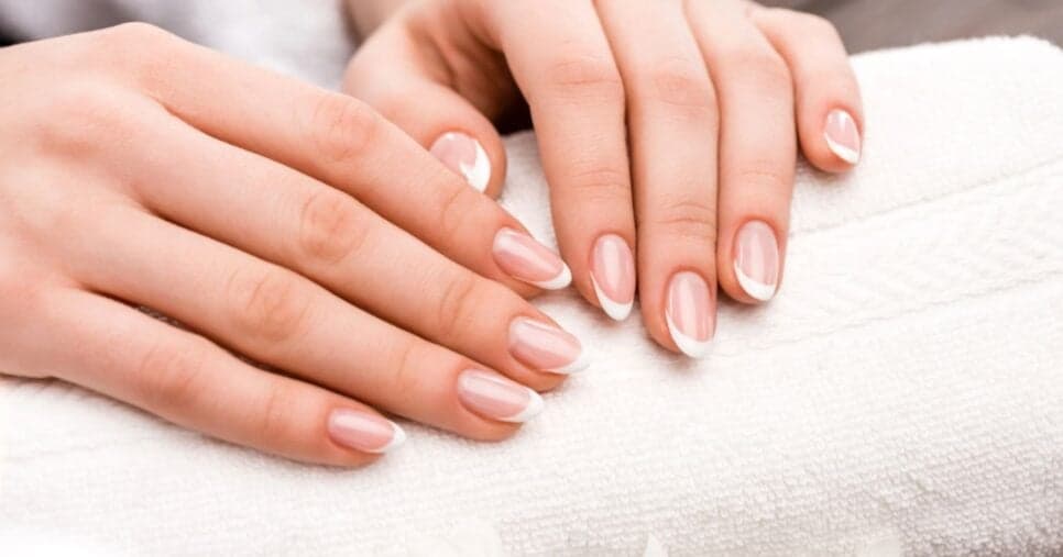 Nada de gastar com salão: 3 truques para unhas impecáveis feitas em casa