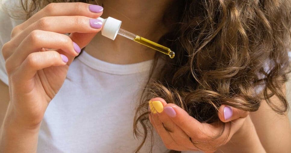Bastam 2 gotas no shampoo: O óleo que ajuda a acabar com a queda de cabelo