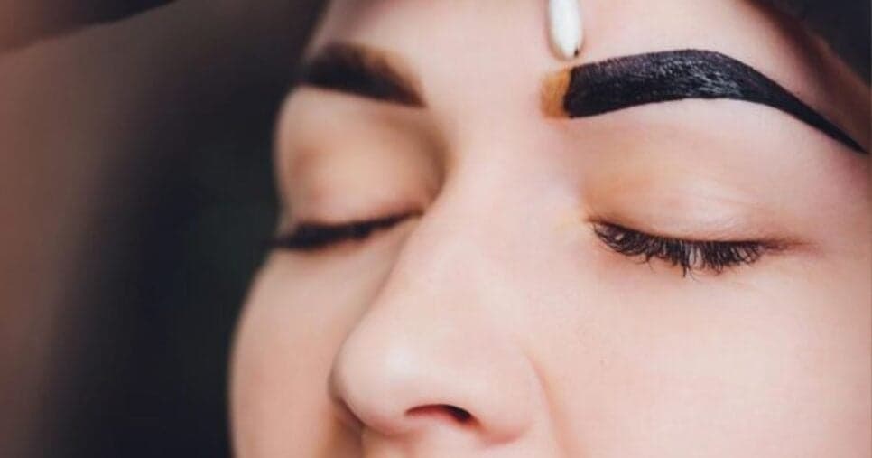 Acabamento profissional: Como fazer sobrancelhas de henna em casa em 5 passos