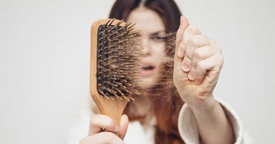 Queda acelera dos fios: 5 motivos que estão fazendo seu cabelo cair e você precisa evitar