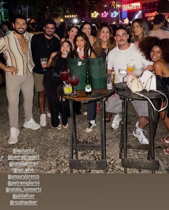 Ator de Três Graças em barzinho com amigos (Foto: Reprodução / Instagram) Ator de Três Graças em barzinho com amigos (Foto: Reprodução / Instagram)