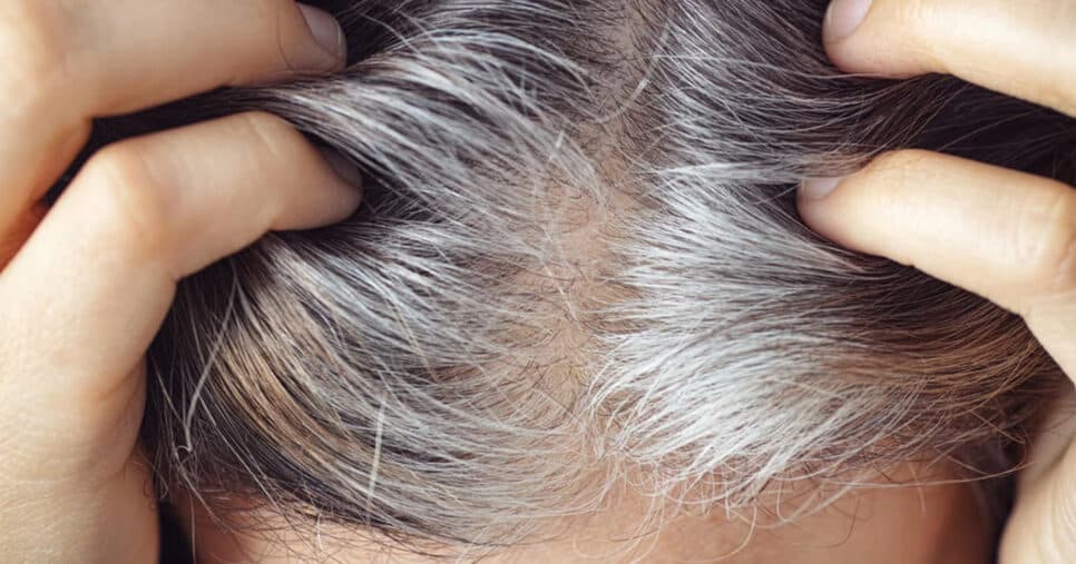 Tinta caseira com óleo de coco escurece fios brancos e rejuvenesce qualquer mulher