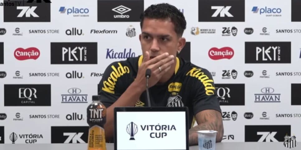 Igor Vinícius cumprirá suspensão contra o Velo Clube (Reprodução: Santos TV / Youtube) Igor Vinícius cumprirá suspensão contra o Velo Clube (Reprodução: Santos TV / Youtube)