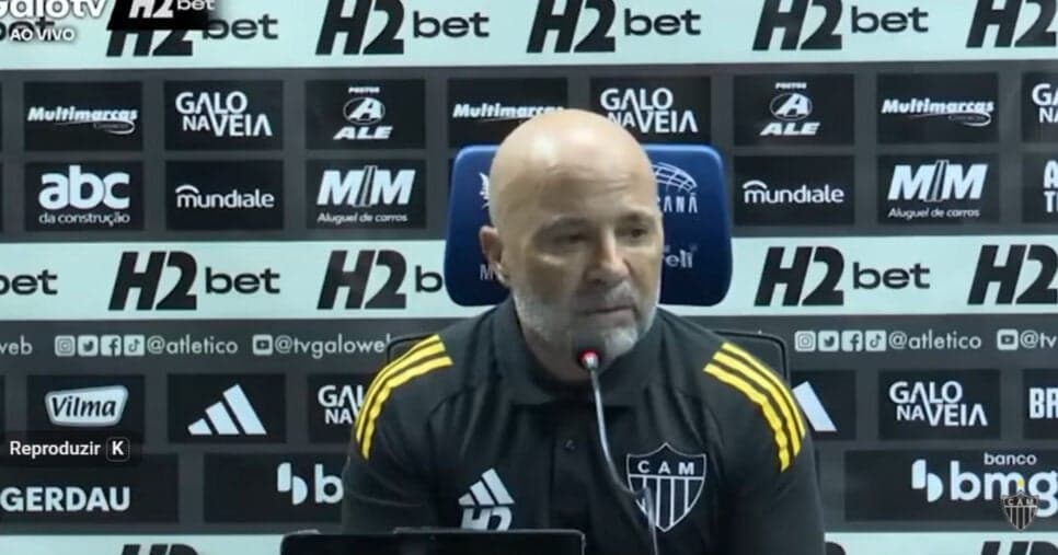 SAF do Atlético-MG comunica Sampaoli com saída de meio-campista