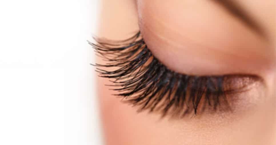 Nem extensão nem salão: 10 truques para conquistar cílios volumosos e perfeitos o dia todo 