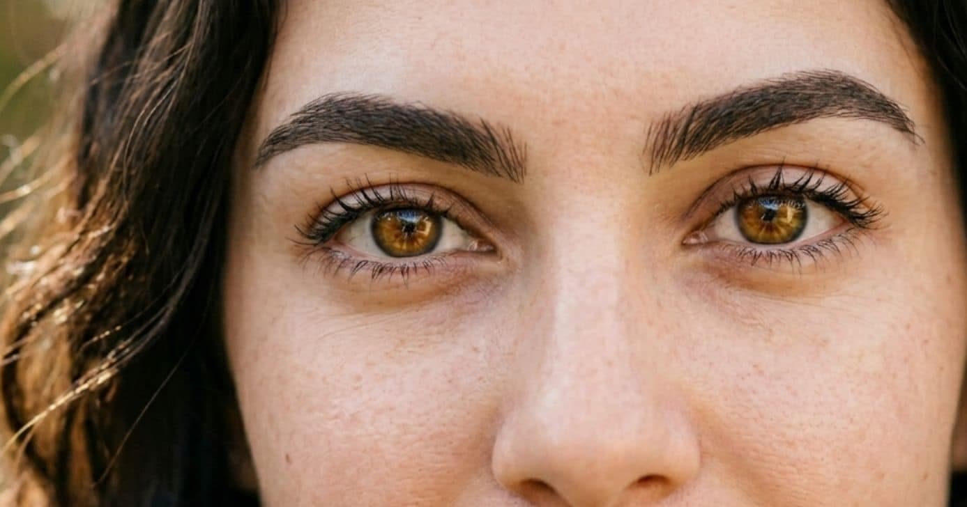 Ilustração mulher com sobrancelhas sem falhas (Foto: Montagem TV Foco / GMN) Ilustração mulher com sobrancelhas sem falhas (Foto: Montagem TV Foco / GMN)