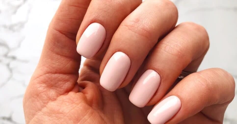 Adeus esmalte descascando: Truques simples para fazer suas unhas durarem muito mais