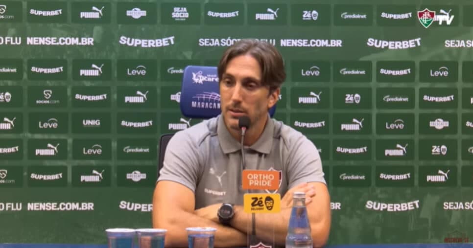 Zubeldía confirma quando vai escalar zagueiro no Fluminense (Foto: Fluminense TV)