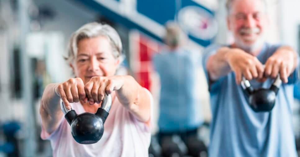 Nova proposta obriga benefício inédito aos idosos 60+ em academias em 2026