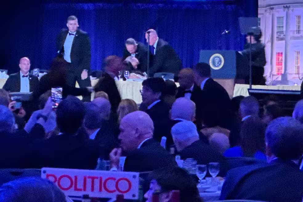 Seguranças retiram Donald Trump após barulho durante jantar (Foto: Reprodução/ Internet)