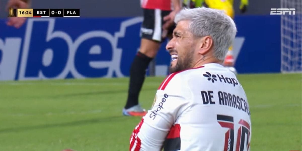 Arrascaeta fraturou a clavícula no jogo contra o Estudiantes (Reprodução: ESPN) Arrascaeta fraturou a clavícula no jogo contra o Estudiantes (Reprodução: ESPN)