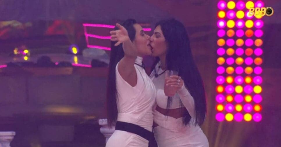 Ilustração Jordana e Marciele se beijam em festa do BBB26