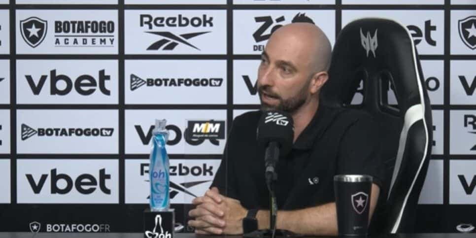 Rodrigo Bellão estará no comando do Botafogo contra o Vasco (Reprodução: Youtube) Rodrigo Bellão estará no comando do Botafogo contra o Vasco (Reprodução: Youtube)