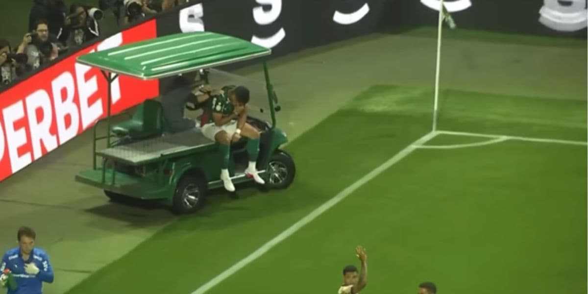 Vitor Roque saiu lesionado na Copa do Brasil (Reprodução: Premiere) Vitor Roque saiu lesionado na Copa do Brasil (Reprodução: Premiere)