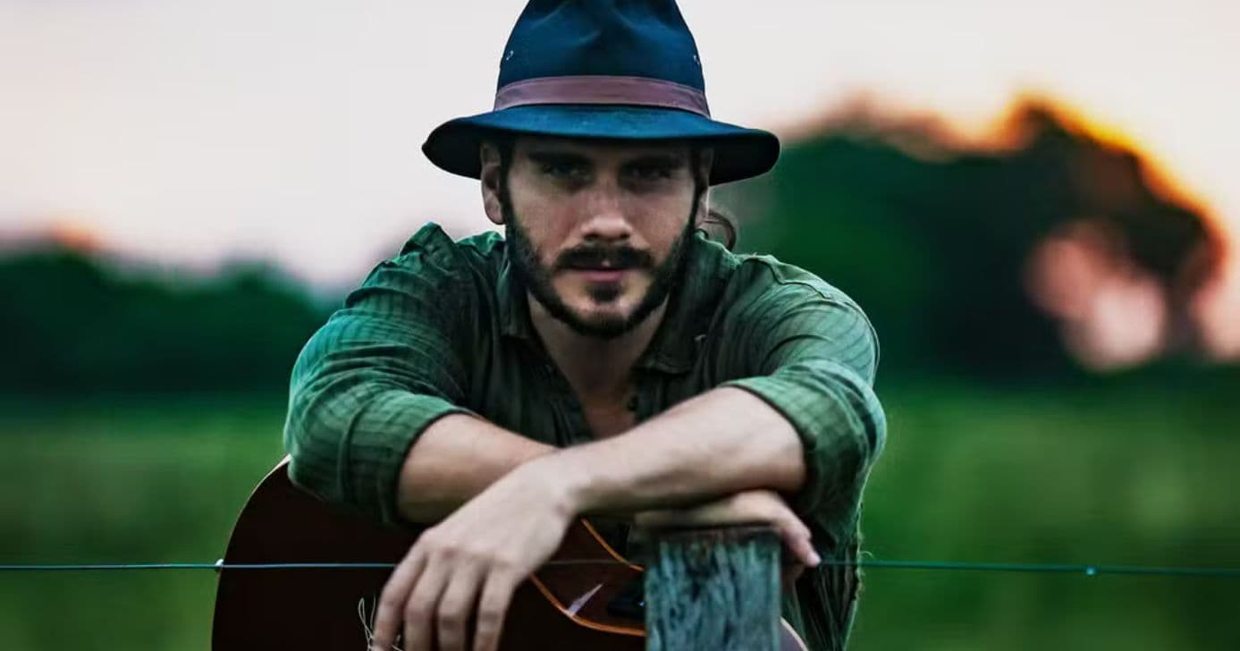 Gabriel Sater está no ar em Quem Ama Cuida - Foto: Montagem