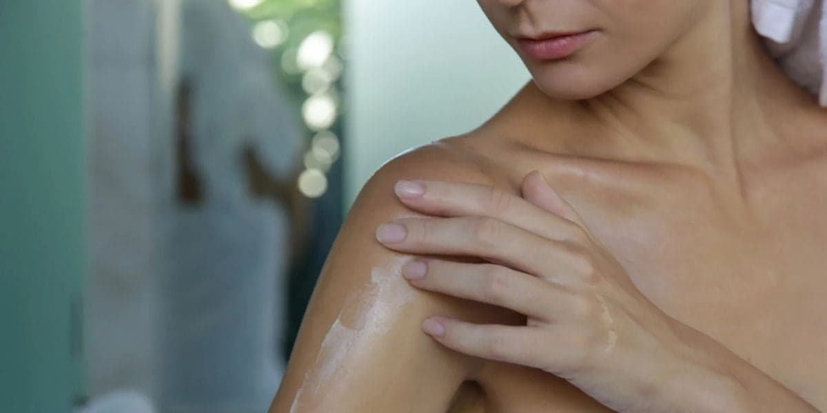 Óleo para passar no corpo após o banho (Reprodução: Divulgação)