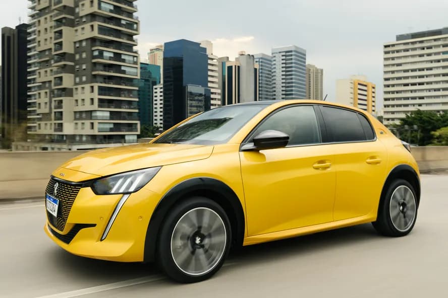 Peugeot e-208 era feito na Europa (Foto: Divulgação)