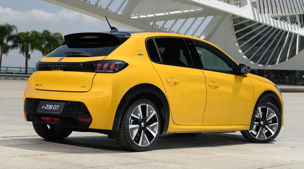 Peugeot e-208 era feito na Europa (Foto: Divulgação)